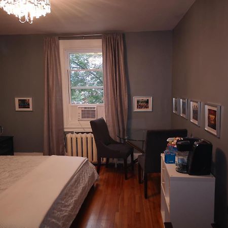 Room With King Bed In Shared 3 Bedroom Downtown Montréal Kültér fotó
