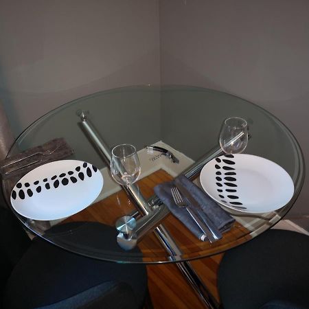 Room With King Bed In Shared 3 Bedroom Downtown Montréal Kültér fotó