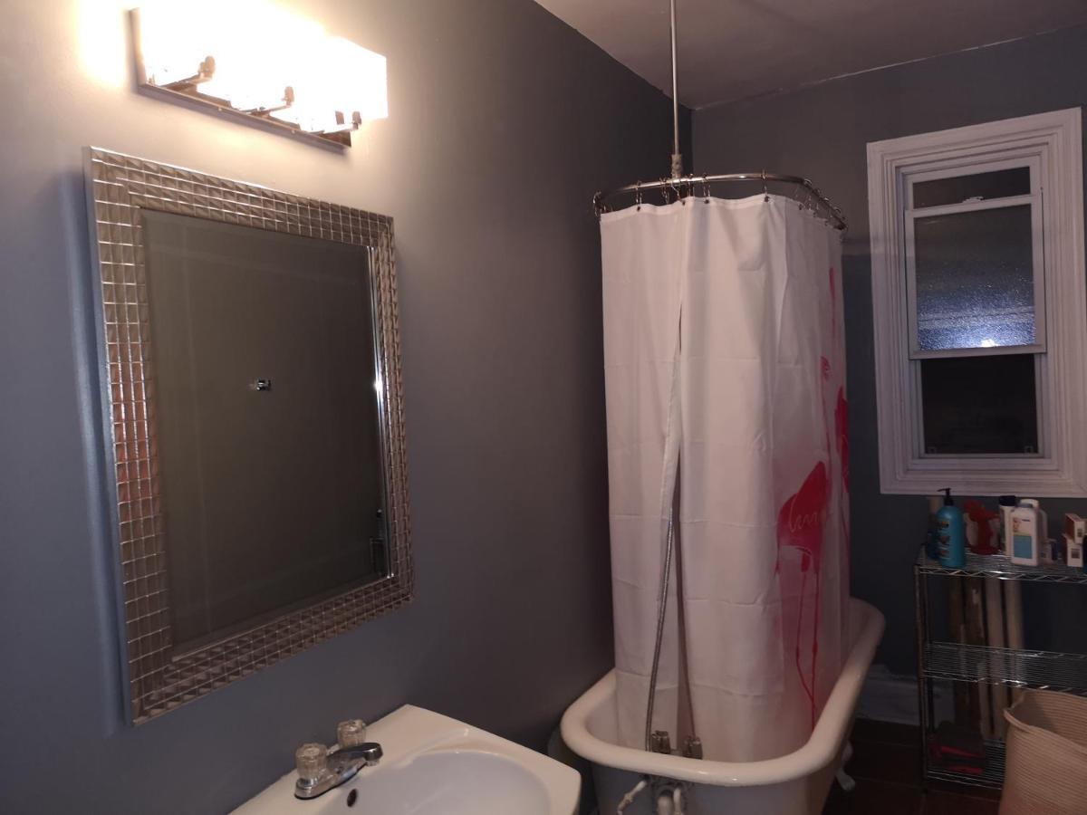 Room With King Bed In Shared 3 Bedroom Downtown Montréal Kültér fotó