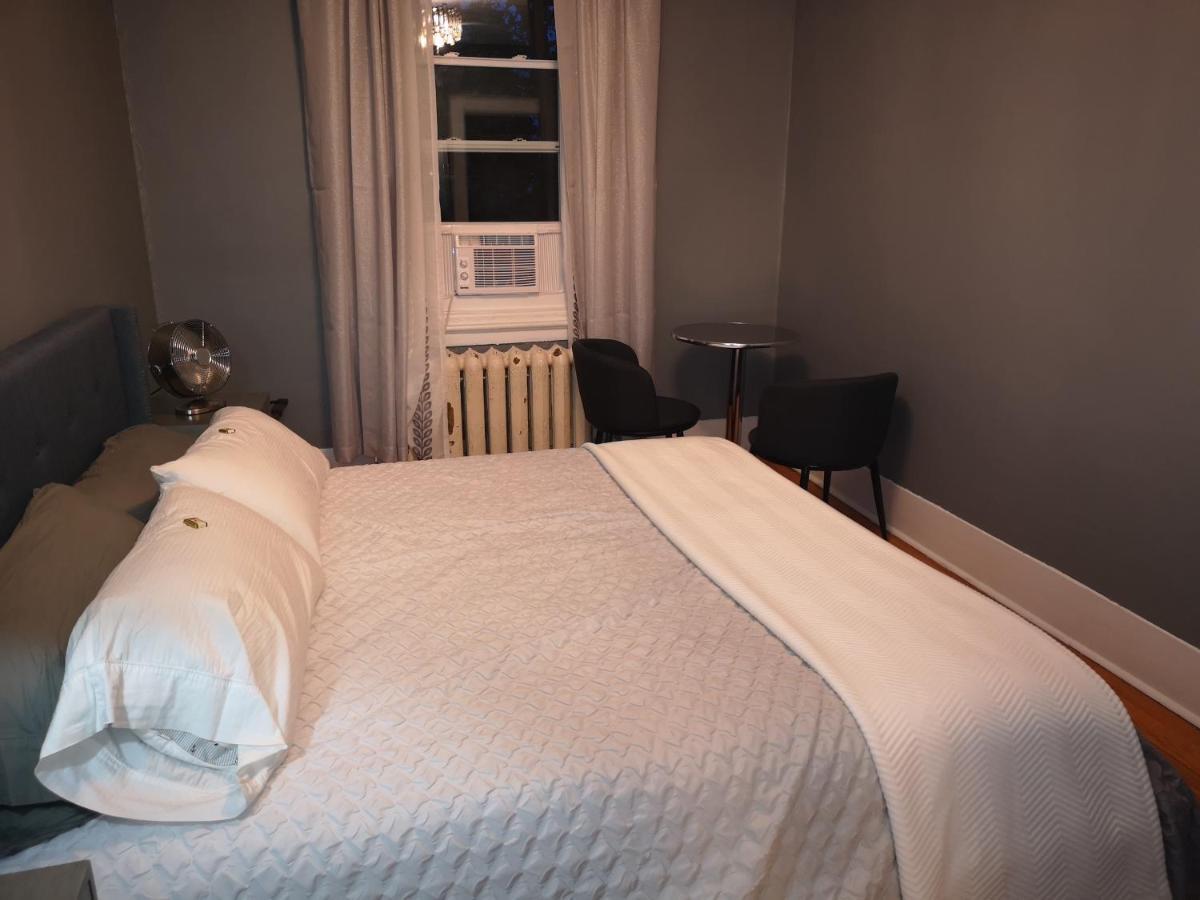 Room With King Bed In Shared 3 Bedroom Downtown Montréal Kültér fotó
