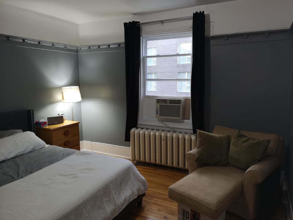 Room With King Bed In Shared 3 Bedroom Downtown Montréal Kültér fotó