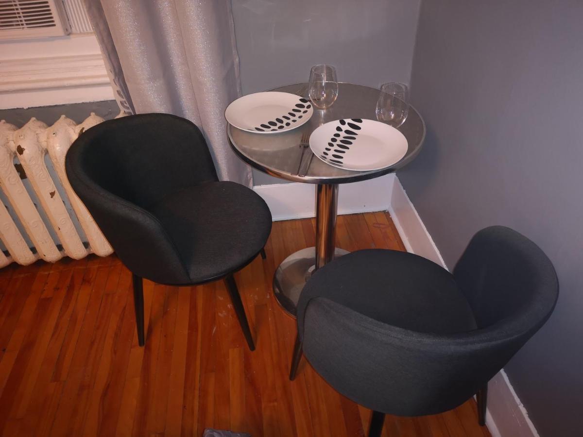 Room With King Bed In Shared 3 Bedroom Downtown Montréal Kültér fotó
