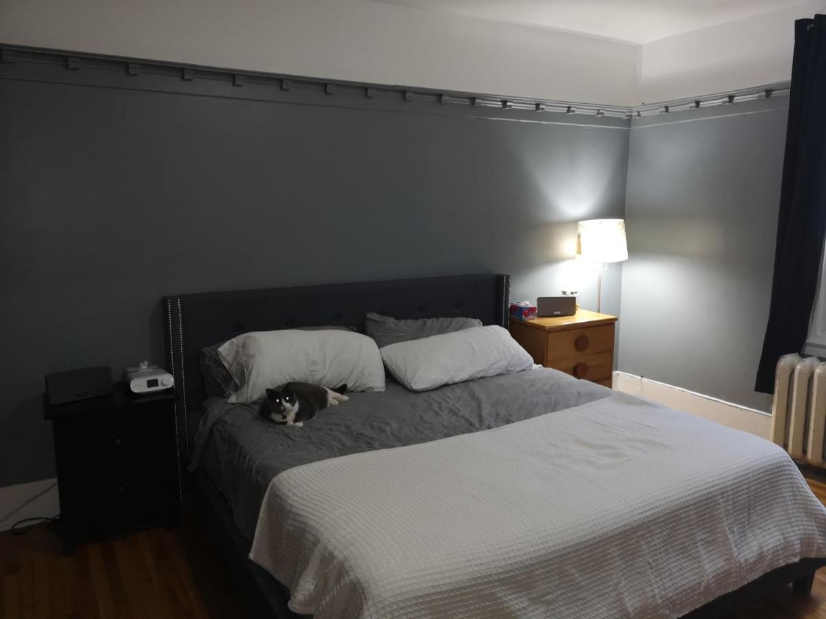 Room With King Bed In Shared 3 Bedroom Downtown Montréal Kültér fotó